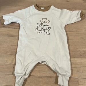 Gap bear onzie